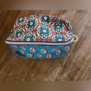 Estée Lauder makeup bag. Gently used.